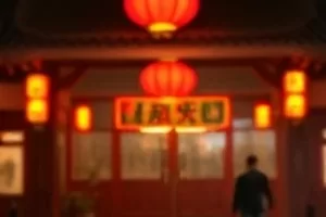 《黑白胶片》封面，胶片盘在灯箱上展开