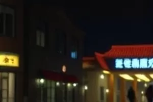 《沉默回廊》封面，空荡的走廊尽头有一扇半开的门